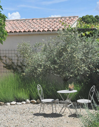 Différents coins du jardin sont aménagés afin que les hôtes puissent se retrouver, bouquiner, se reposer et apprécier leur vacances en Provence