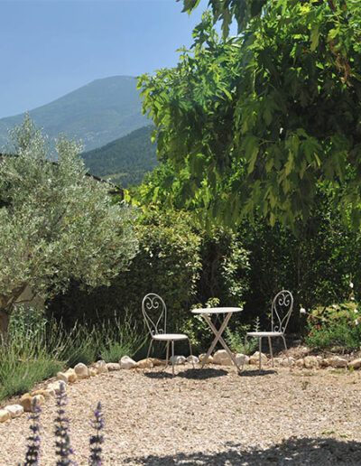 Location gîte en France en Provence avec vue sur le Ventoux et le jardin