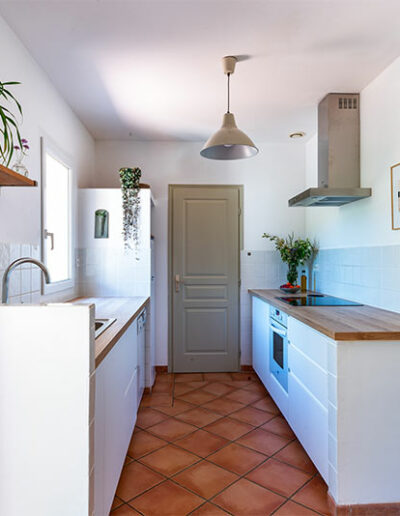 Cuisine toute équipée et lumineuse avec vue sur le jardin