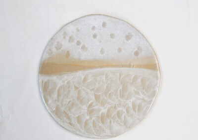 Paysage hivernal avec cette assiette décorative de la céramiste Isabelle Henno et propriétaire du gîte La Bergamote en PACA