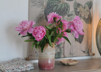 Décoration végétale avec un vase signé Isabelle Gerbaud, céramiste à Malaucène dans le Vaucluse et pivoines locales, cultivées au pied du Mont Ventoux