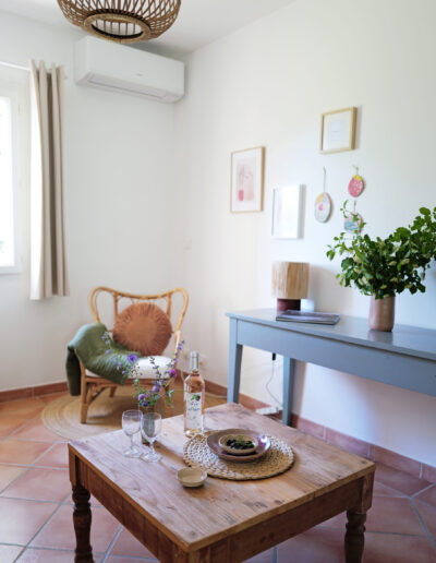 Décoration chaleureuse dans le gîte La Bergamote à Malaucène avec du bois, des tissus naturels, des meubles maison et céramiques de la propriétaire