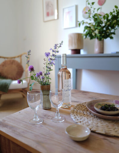 Gîte idéal pour des vacances ressourçantes en prenant l'apéritif en toute détente dans le salon ou le jardin privatif au gîte accompagné d'un rosé local et d'olives du marché