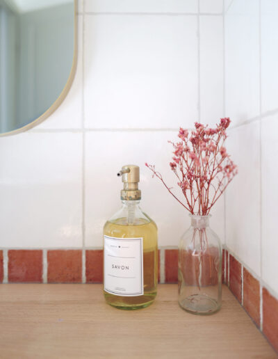 Décoration terre cuite salle d'eau La Bergamote avec son savon mis à disposition pour les hôtes