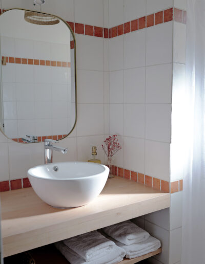 Le blanc et le terracotta s'invitent dans cette salle d'eau lumineuse du gîte La Bergamote à Malaucène dans le Vaucluse