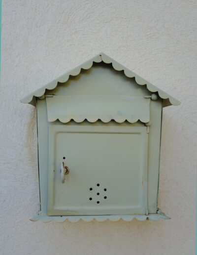Boîte aux lettre décorative d'une maison de vacances en location dans le Vaucluse. Surprise pour les locataires.